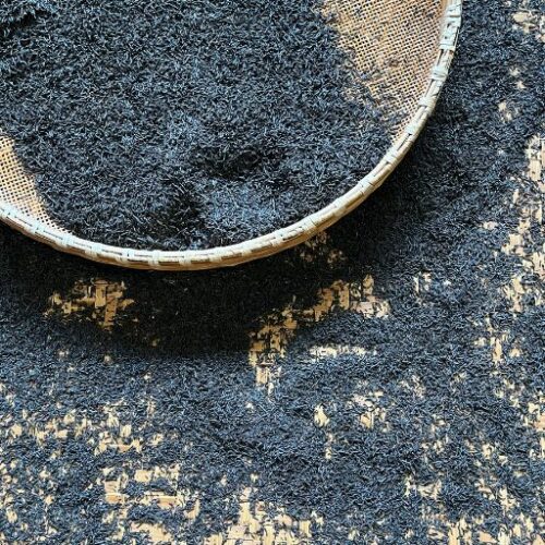 Thé noir éparpillé sur bambou