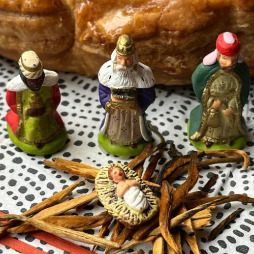 Crêche sur lit de thé